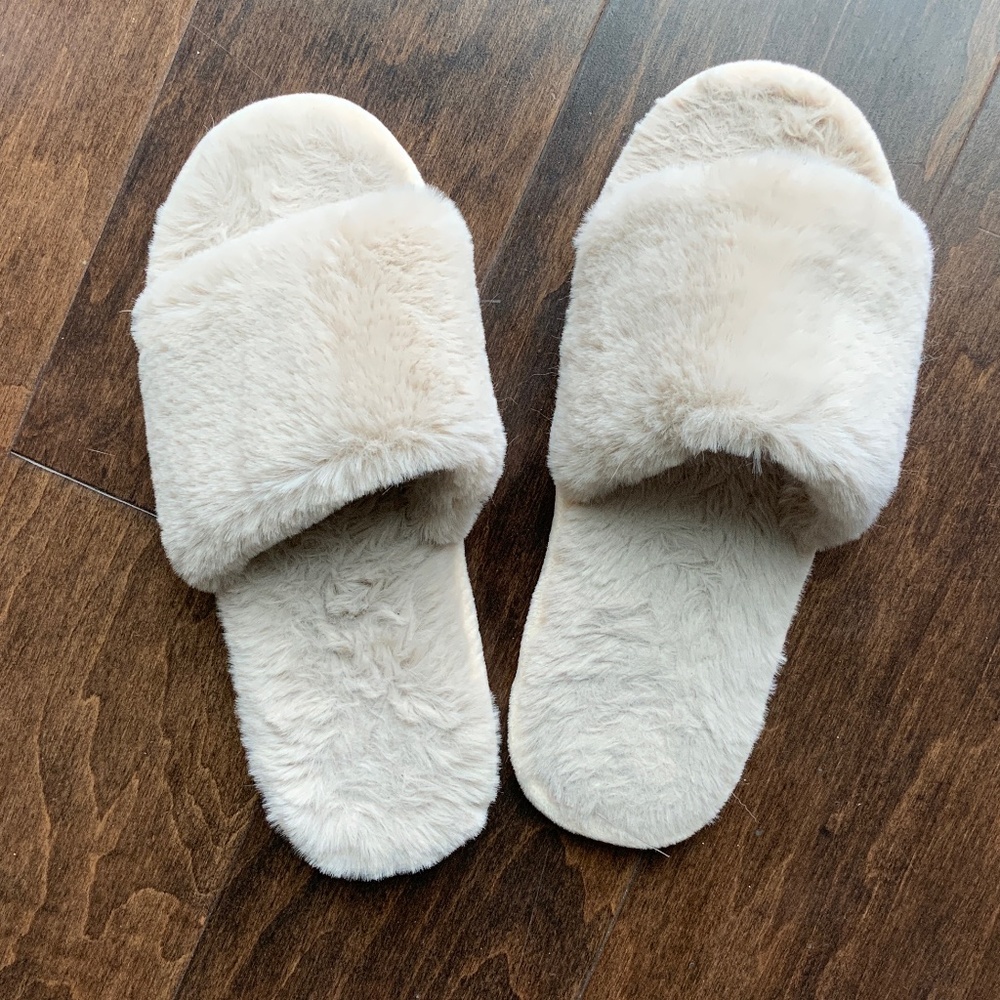 Fluffy slippers neutral size 6-8